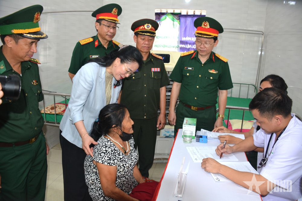 Quân y Việt Nam - Lào khám bệnh, cấp thuốc miễn phí giúp nhân dân khu vực biên giới 